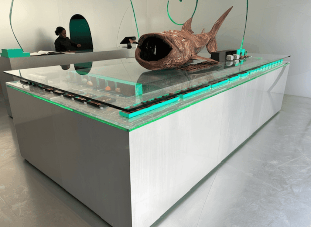 In Patrick Rogers Boutique verschmelzen Schokolade und Skulptur zu einer Bühne des Geschmacks, auf der Kreativität die Hauptrolle spielt.