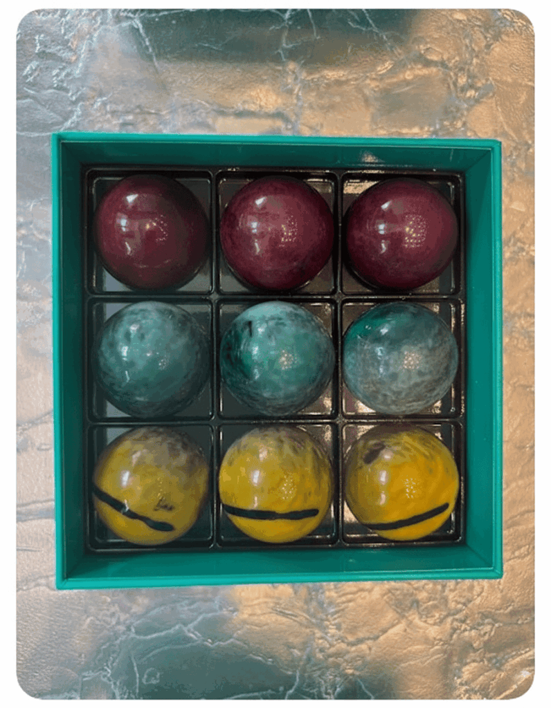 In der Patrick Roger-Boutique trifft Haute Pâtisserie auf Avantgarde – jedes Stück Schokolade ist ein kleines, essbares Kunstwerk mit Wow-Effekt.