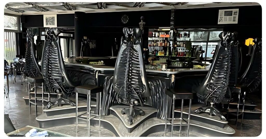 Die fantastischen rund zwei Meter hohen Harkonnen-Capo-Stühle von HR Giger in der Giger Bar in Chur.