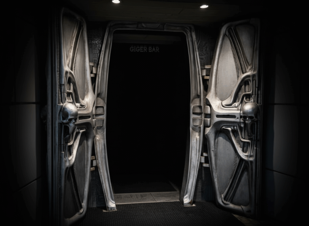 Der markante Eingang zur Giger Bar in Chur (Schweiz) – ein Vorgeschmack auf das Innere.