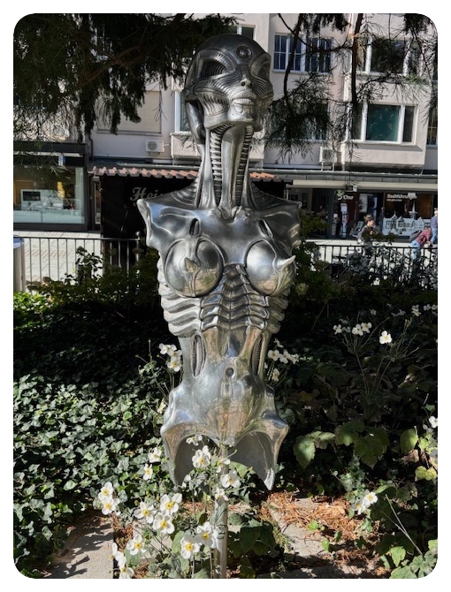 Im Garten des Bündner Kunstmuseums steht HR Giger's Skulptur «Torso mit langer Schädelform».