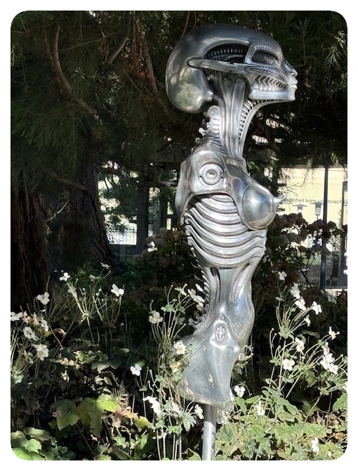 Im Garten des Bündner Kunstmuseums steht HR Giger's Skulptur «Torso mit langer Schädelform».