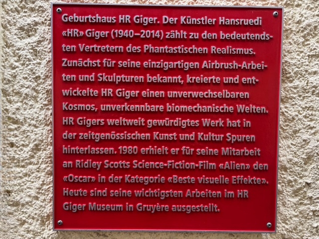 Das Geburtshaus des Künstlers liegt nur einen Steinwurf vom Gigerplatz entfernt. Eine schlichte Gedenktafel an der Fassade erinnert an HR Giger und würdigt sein einzigartiges Erbe.