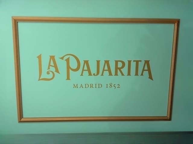 Die älteste Süßwarenmanufaktur Europas ist die spanische Bonboniere La Pajarita aus Madrid. Sie begeistert mit ihrem Faible für Tradition, seit 1852, Kunden auf der ganzen Welt mit handgefertigten Drops und Pralinen. 