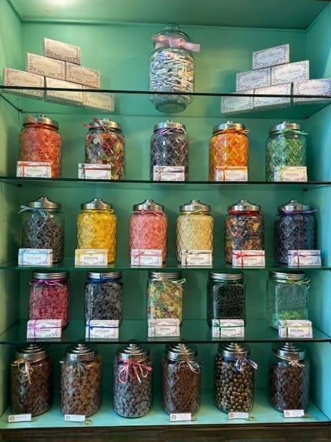 Beim Hereinkommen in La Pajarita wirst du von einem Farben- und Duftwirbel begrüßt: Bonbons glitzern wie Juwelen und Pralinen scheinen dir zuzuwinken. 
