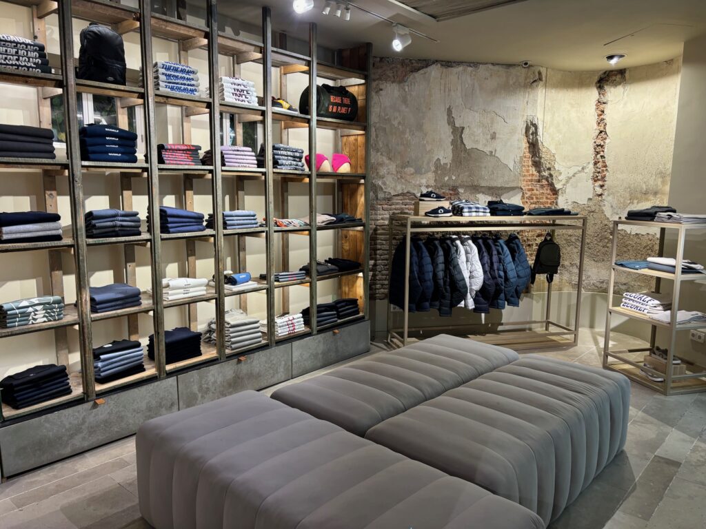ECOALF kombiniert in ihrem Flagship-Store Alt und Neu miteinander - und das Ergebnis begeistert.