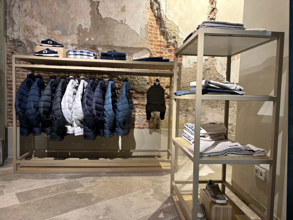 Der Flagship-Store von ECOALF ist modern und stilvoll gestaltet.
