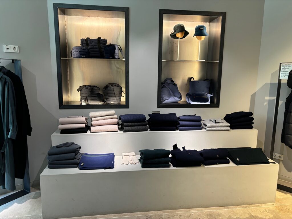 Moderne Elemente im Flagship-Store von ECOALF in Madrid bringen das Sortiment ins richtige Licht.