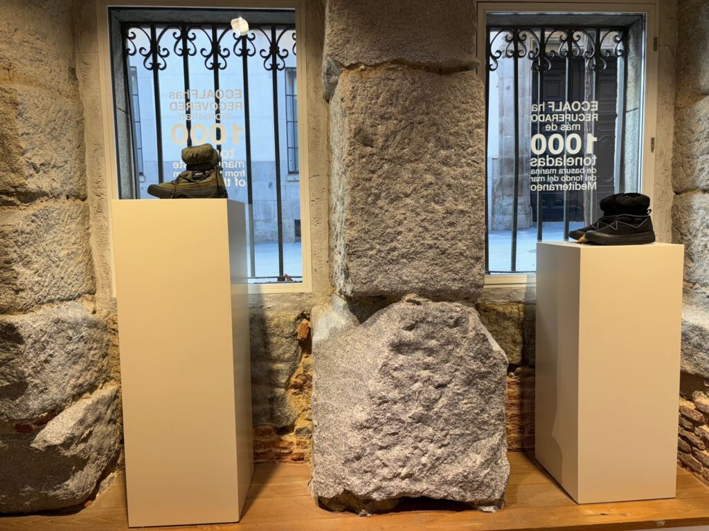 ECOALF-Flagship-Store: Bei der Renovierung alter Gebäude wurden moderne Elemente integriert, um sie an heutige Bedürfnisse anzupassen, ohne ihren historischen Charakter zu verlieren.