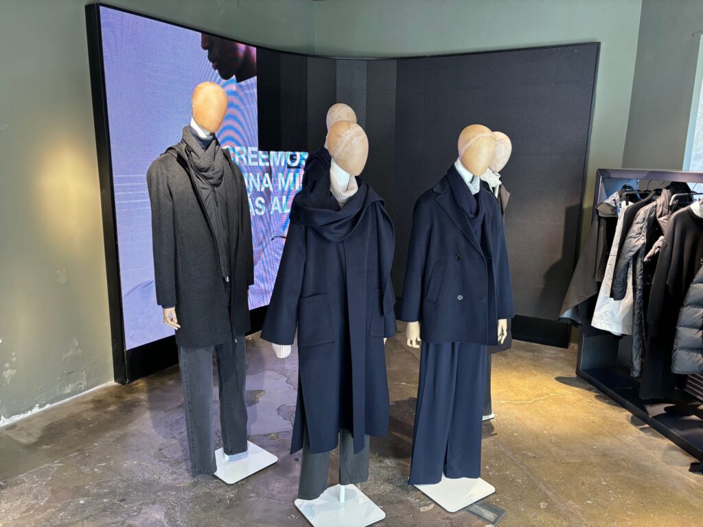 ECOALF-Flagshipstore, an der Calle de Mejía Lequerica 2, wirkt wie ein kleines Paradies für alle, die Mode lieben.