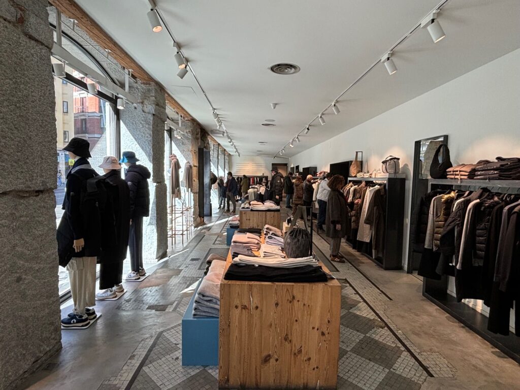 ECOALF Flagship-Store in Madrid:
Das Gebäude ist historisch, aber die Filiale darin ist modern und stilvoll gestaltet.