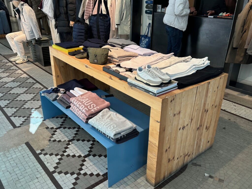 Die Designs von ECOALF wirken zeitlos und minimalistisch und werden aus Materialien hergestellt, die hochwertig, recycelt, innovativ und schadstofffrei sind.