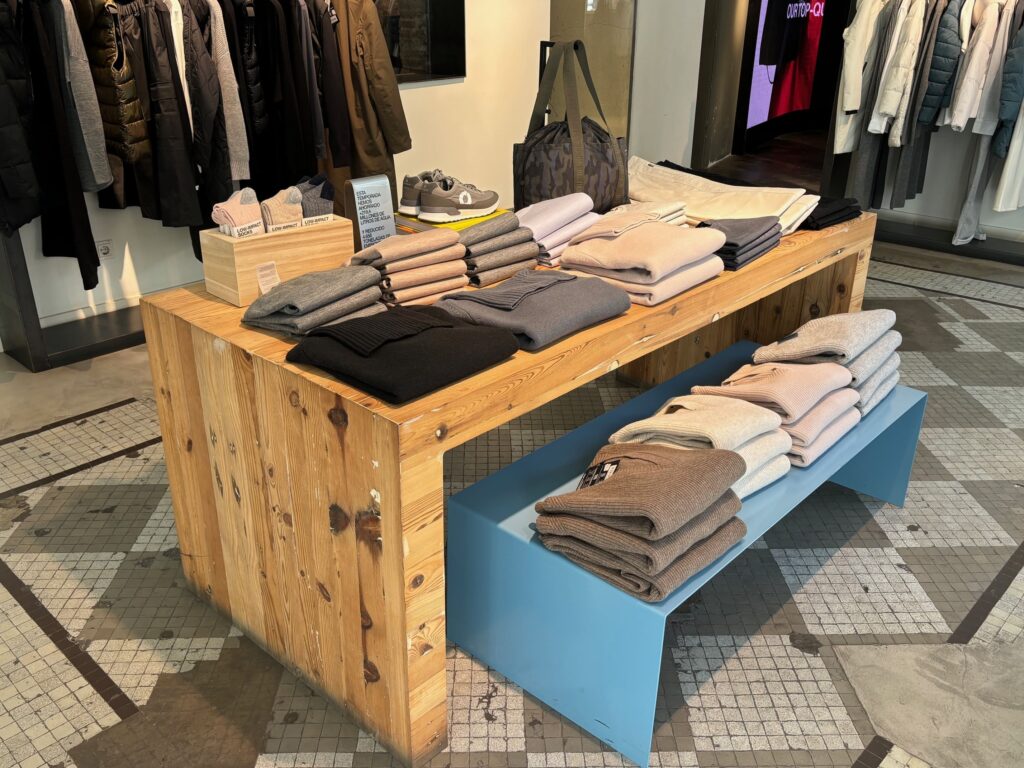 Die Designs von ECOALF wirken zeitlos und minimalistisch und werden aus Materialien hergestellt, die hochwertig, recycelt, innovativ und schadstofffrei sind.