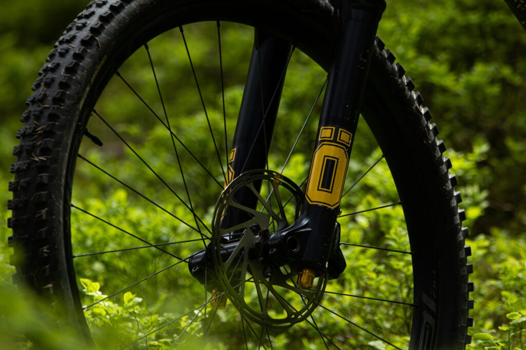 Mountainbiking hat sich in den letzten Jahren zu einem immer populäreren Sport entwickelt – insbesondere in den Alpenregionen, wo die Natur und die Berge eine perfekte Kulisse bieten.