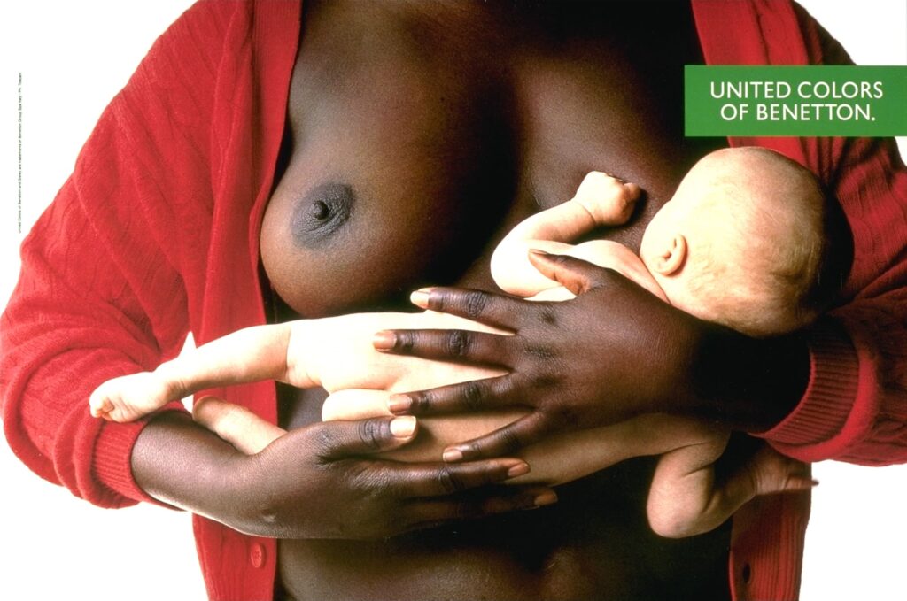 Die Benetton-Werbung mit einem weißen Baby an der Brust einer schwarzen Frau, fotografiert von Oliviero Toscani, sollte 1989 bewusst mit Rassismus, Mutterschaft und gesellschaftlichen Sehgewohnheiten brechen – und provozierte weltweit heftige Debatten über Identität, Gleichheit und die Grenzen der Werbung.
Bild: Benetton-Group