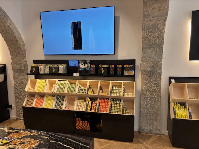 In den Shops von meia.dúzia® stehen Beratung, Verkostung und Entdecken im Mittelpunkt. Jede Geschmackskomposition kann vor Ort probiert und erlebt werden.