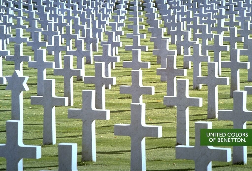 Die Benetton-Werbung mit der grünen Wiese voller weißer Kreuze war eine der umstrittensten Arbeiten von Oliviero Toscani – sie thematisierte auf schockierend einfache Weise die Realität der Todesstrafe in den USA.
Bild: Benetton-Group
