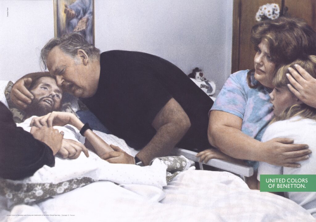 Zu einer Zeit, als HIV/AIDS noch stark tabuisiert und mit Vorurteilen behaftet war, zeigte Benetton dieses ehrliche und emotionale Bild (sterbender AIDS-Patient im Kreis seiner Familie), um die menschliche Seite der Krankheit sichtbar zu machen.
Bild: Benetton-Group