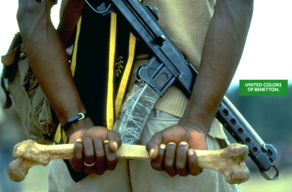 Das Bild symbolisiert die Gewalt, Unterdrückung und die Brutalität, die in Konfliktregionen Afrikas (und darüber hinaus) herrschen – insbesondere den brutalen Umgang mit Gefangenen oder die Verstrickung in Stammes- und Bürgerkriege.
Bild: Benetton-Group