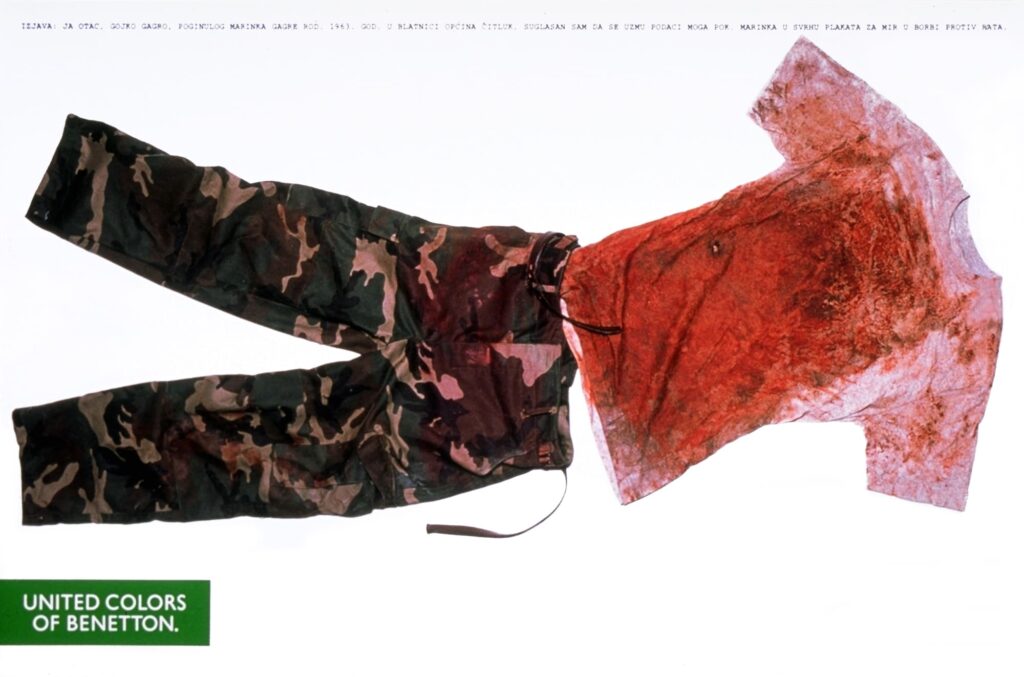 Die Benetton-Werbung mit dem zerschossenen, blutverschmierten T-Shirt ist ein kraftvolles Symbol für die Brutalität von Krieg und Gewalt.
Bild: Benetton-Group