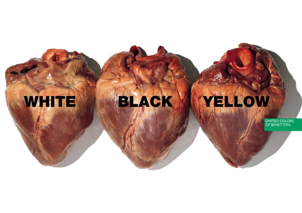 Diese Kampagne steht symbolisch für die gemeinsame Menschlichkeit jenseits von Hautfarbe, Herkunft oder Kultur. Die Herzen sind ein universelles Symbol für Leben, Liebe und Emotion – und durch die verschiedenen Farben wird verdeutlicht, dass uns innerlich mehr verbindet als trennt.
Bild: Benetton-Group