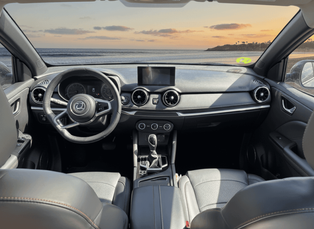 Modernes Cockpit, intuitive Bedienung – der Fengon 500 zeigt, wie smart ein Innenraum heute sein kann (Foto mit KI bearbeitet).