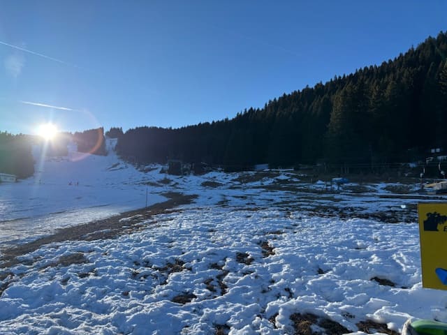 Der Klimawandel hat längst das Skigebiet Brambrüesch erreicht - Ende Dezember 2025 fehlt der Schnee und damit bleibt der Skibetrieb geschlossen bis fast Ende Januar 2026.