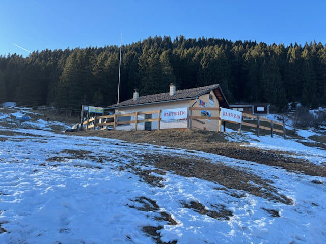Der Bügellift auf Brambrüesch Richtung Berg stammt aus dem Jahr 1959 und hat eine maximale Förderkapazität von 600 Personen pro Stunde. Die Lebensdauer dieser Anlage dürfte ebenfalls bald zu Ende gehen, was den kompletten Skibetrieb gefährdet und damit rund 50 000 Ersteintritte.