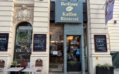 Kaffee entfaltet sich in der Berliner Kaffeerösterei von der 1000-jährigen Legende zum preisgekrönten Premiumgenuss für bis zu 15 Euro pro Tasse