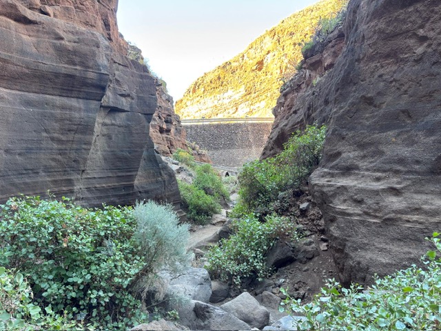 Den Barranco de Las Vacas gilt als Geheimtipp: Über Jahrtausende hinweg formten Regenfälle das Gestein, liessen Wellen und Farben entstehen und schufen eine kurze Schlucht, die Besucher nach einem kurzen Spaziergang erreichen.