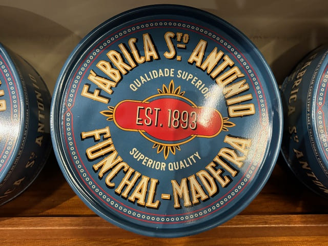 Die Fábrica Santo António aus Funchal (Madeira) zeigt seit 1893, wie eine unverkennbare visuelle Identität und Heritage-Marketing ein Produkt über Jahrhunderte hinweg zur Premium-Marke machen.