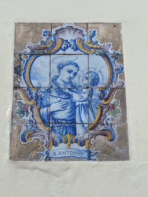 Traditionelle Handwerkskunst an der Fassade: Historisches Azulejo-Fliesenbild des Heiligen Antonius bei der Fábrica Santo António in Funchal.