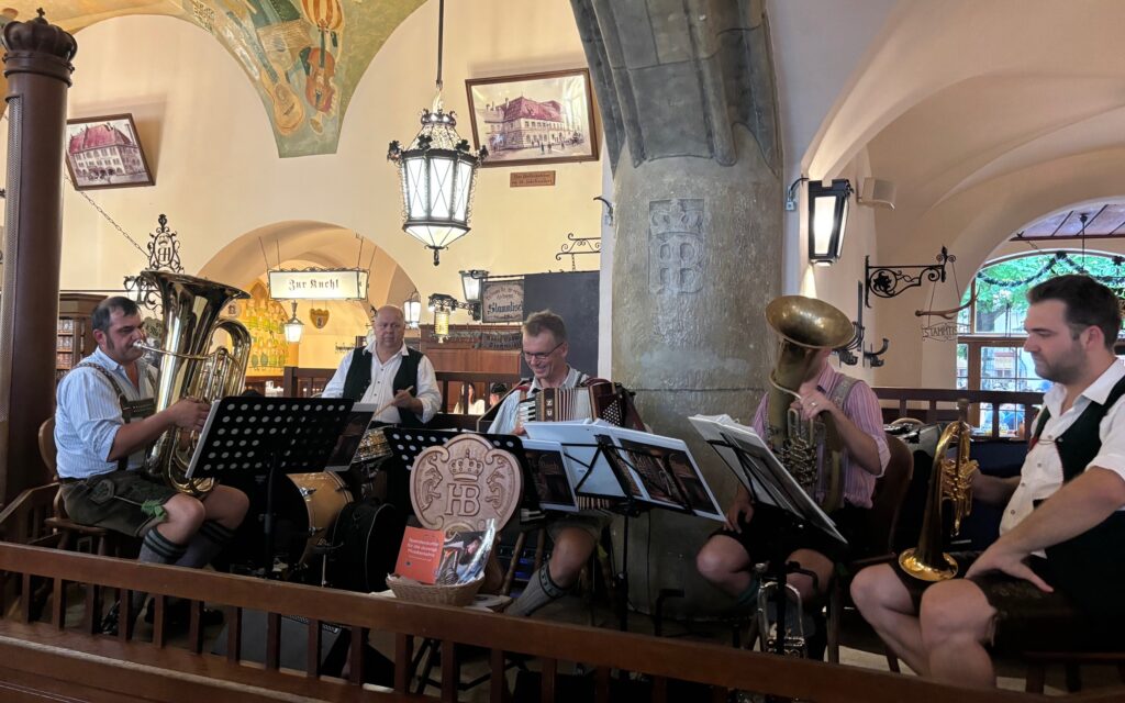 Blasmusik, Dirndl, Deckenfresken und historische Architektur: Im Hofbräuhaus in München lässt sich 
bayerische Folklore kompakter kaum erleben.