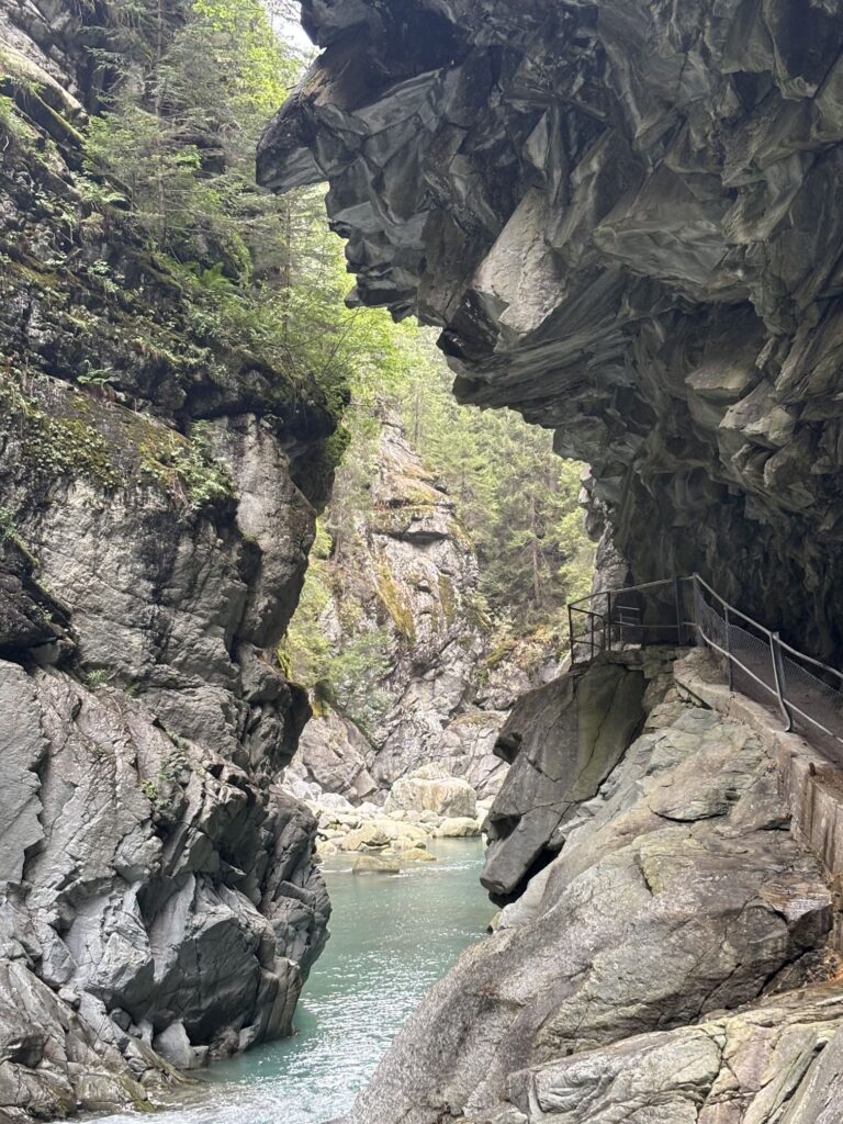 Der Felsenweg der Roflaschlucht frisst sich regelrecht in die Wand. Der Weg für durch Felsen und Tunnel bis runter zum Wasserfall. 