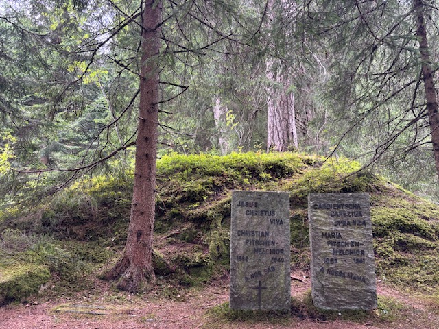 Die Ruhestätten von Maria (1869–1941) und Christian Pitchen-Melchior (1862–1940), den Erbauern des Felsenwegs der Roflaschlucht.