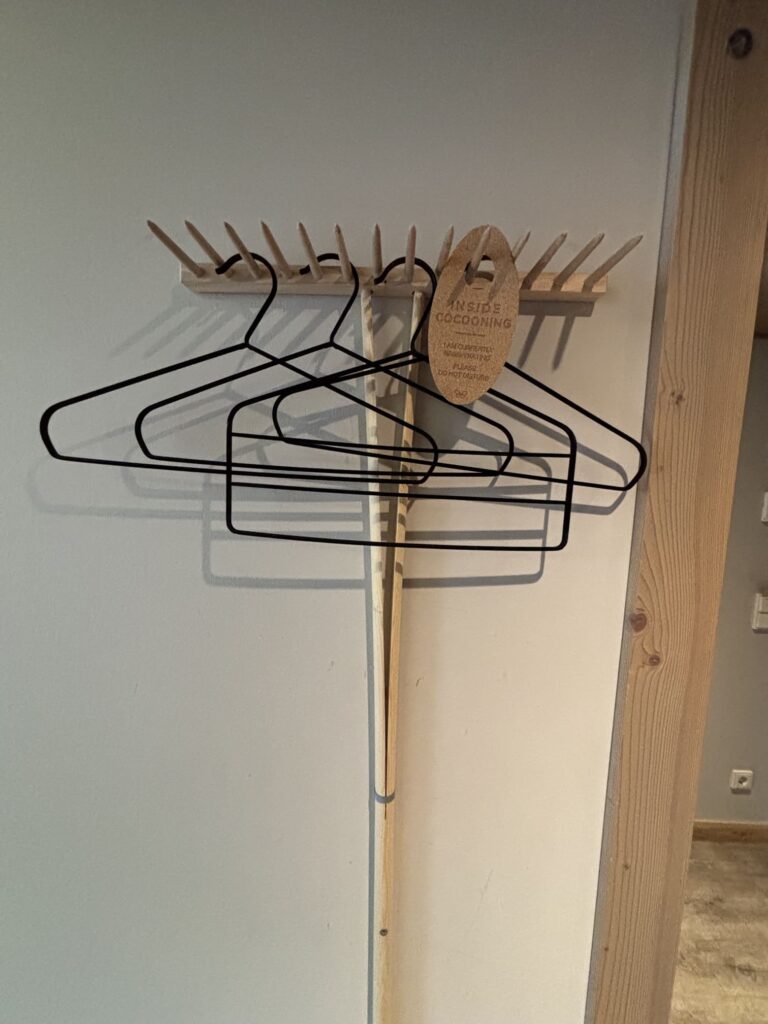 Gelungenes Interior-Design im Cocoon München: Vom Heufeld an die Garderobenwand: Endlich macht sich der Rechen nützlich.