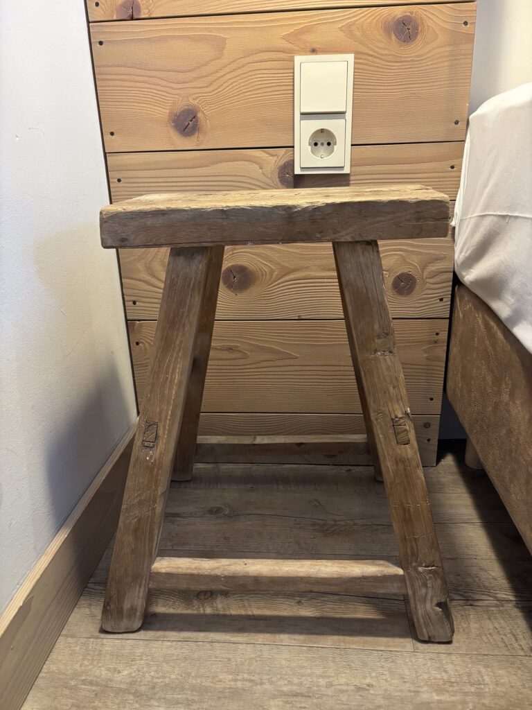 Gelungenes Interior-Design im Cocoon München: Wenn der Melkschemel eine Beförderung zum Nachttisch bekommt.