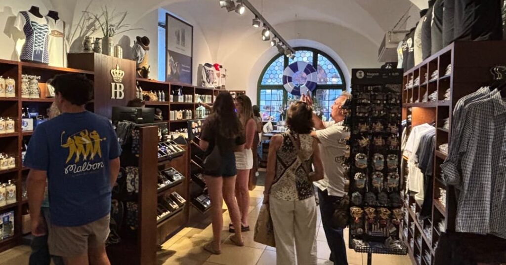 Der Blick ins Erdgeschoss beweist, wie Marketing geht: Gleich zwei eigene Souvenir-Shops vermarkten dort Bayern als Souvenirs auf wertvoller Gastronomiefläche.