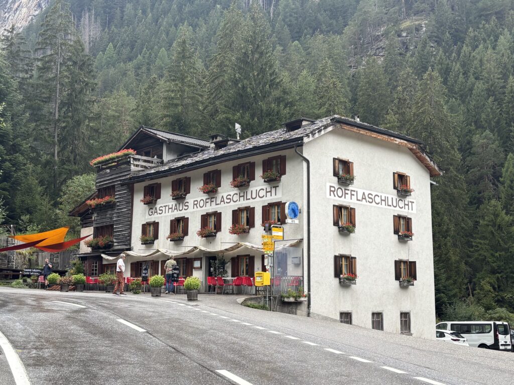 Traditionelles helles Gasthaus Rofflaschlucht; hier ist der Eingang zur bekannten Roflaschlucht.