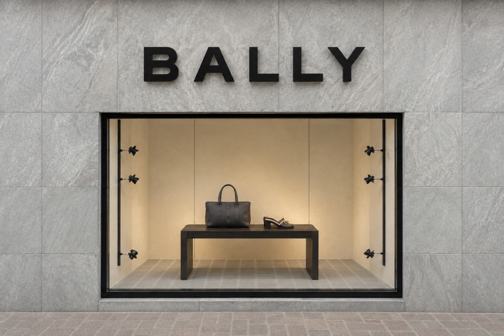 Minimalistisches Schaufenster der Schweizer Luxusmarke Bally mit einer schwarzen Handtasche und Absatzschuhen als Metapher für den Niedergang.