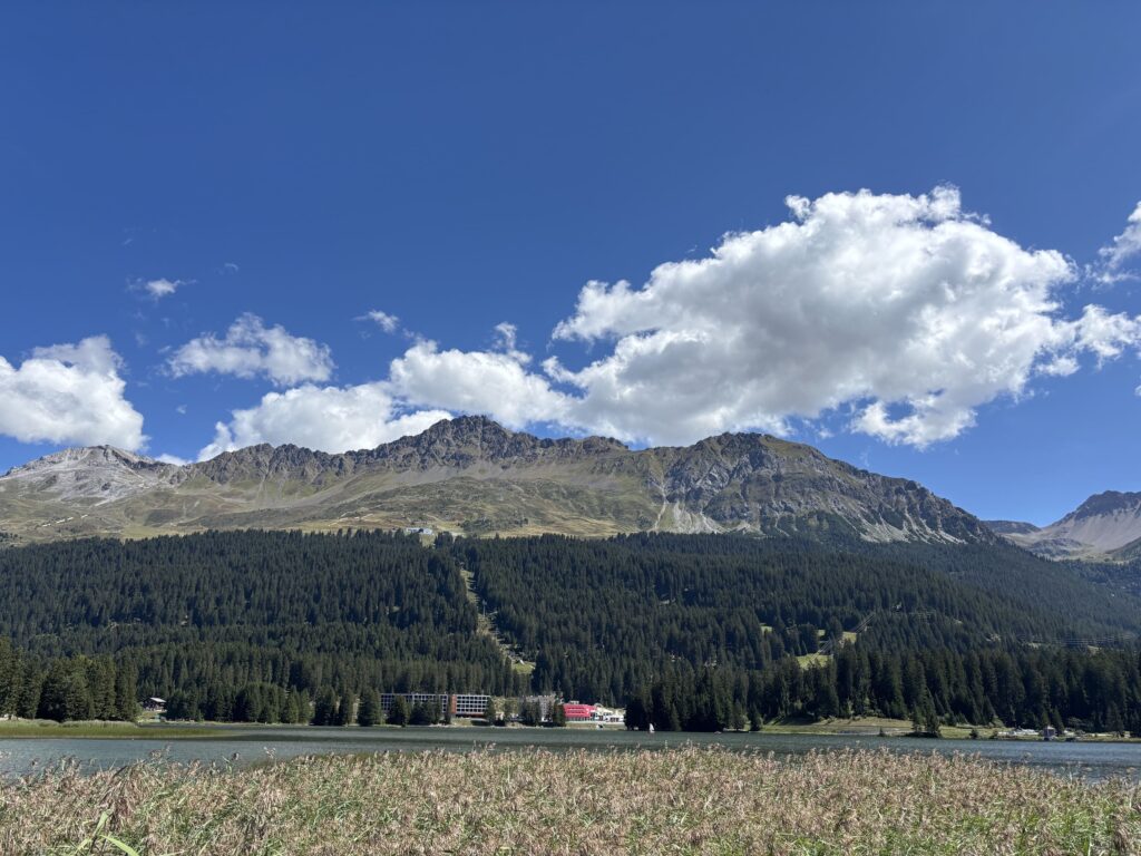 Faszination und Kontrast: Das beeindruckende Bergpanorama über dem Heidsee zieht Gäste aus aller Welt an – doch wie viel von diesem Glanz kommt unten im Dorf an?