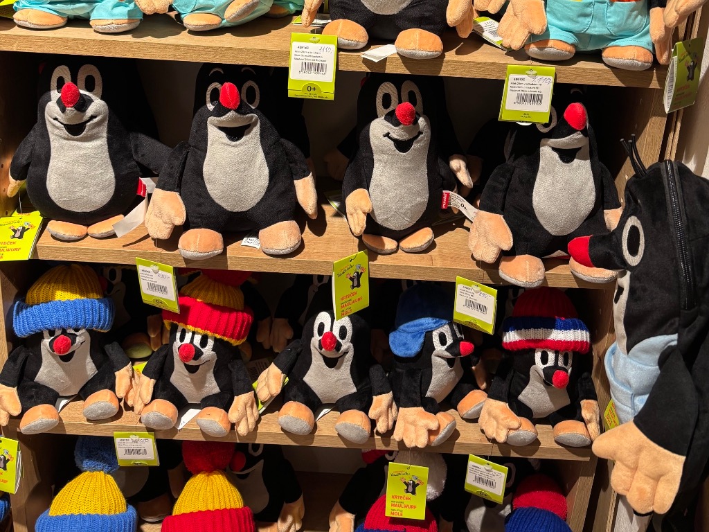 Der kleine Maulwurf in allen Varianten gibt's in Prag in vielen Souvenirshops. 