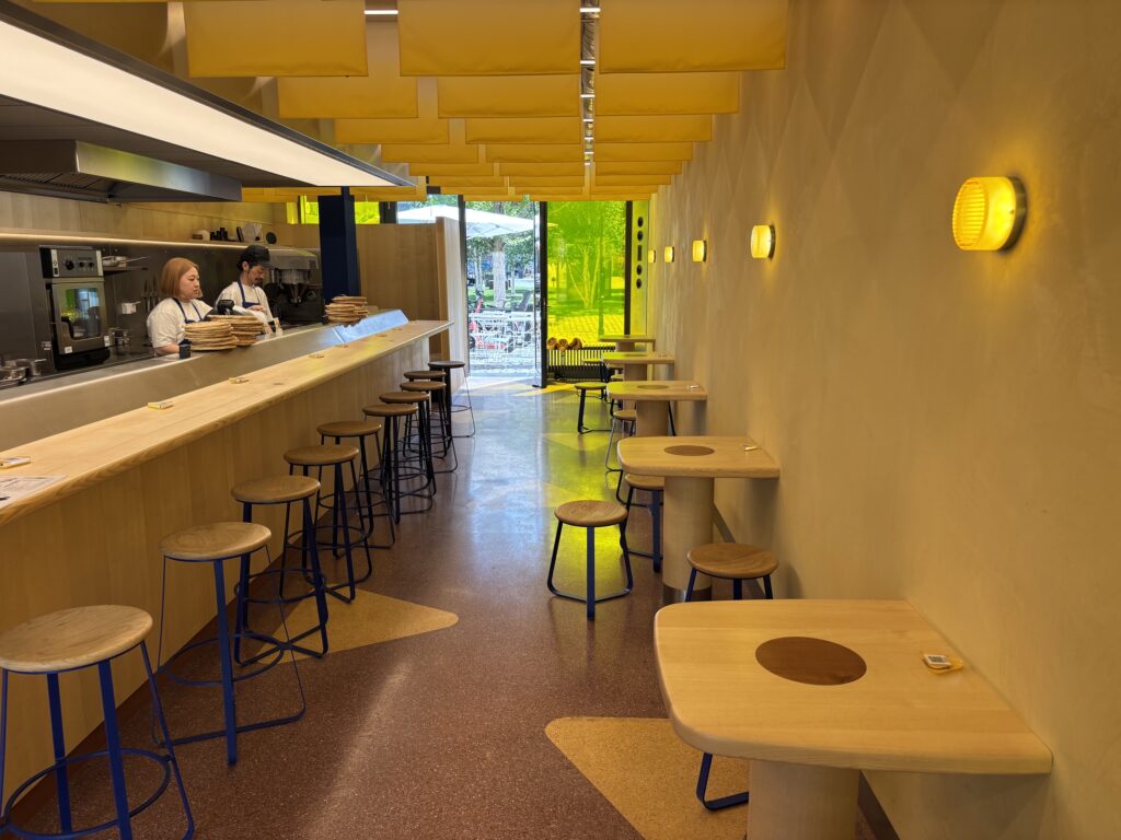 OKA Berlin: Der als Chef’s Table konzipierte Counter ist der Mittelpunkt des Raums. Ein überschaubarer japanischer Kosmos. Hinter dem tresen werden 20 Varianten Onigiri hergestellt.