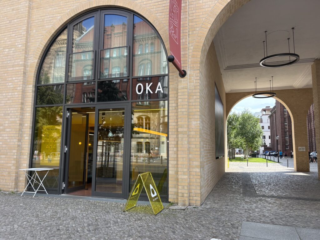 OKA Berlin: Hinter dieser Glasfront werden die leckeren Onigiri von Hand geformt. 