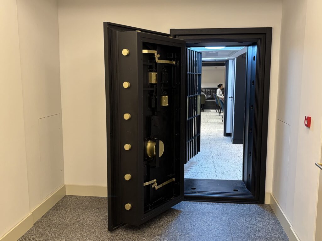 THE GOLD BANK bietet Frühstück im Keller an. Genauer im Tresorraum. So wird der Morgen zum Erlebnis.